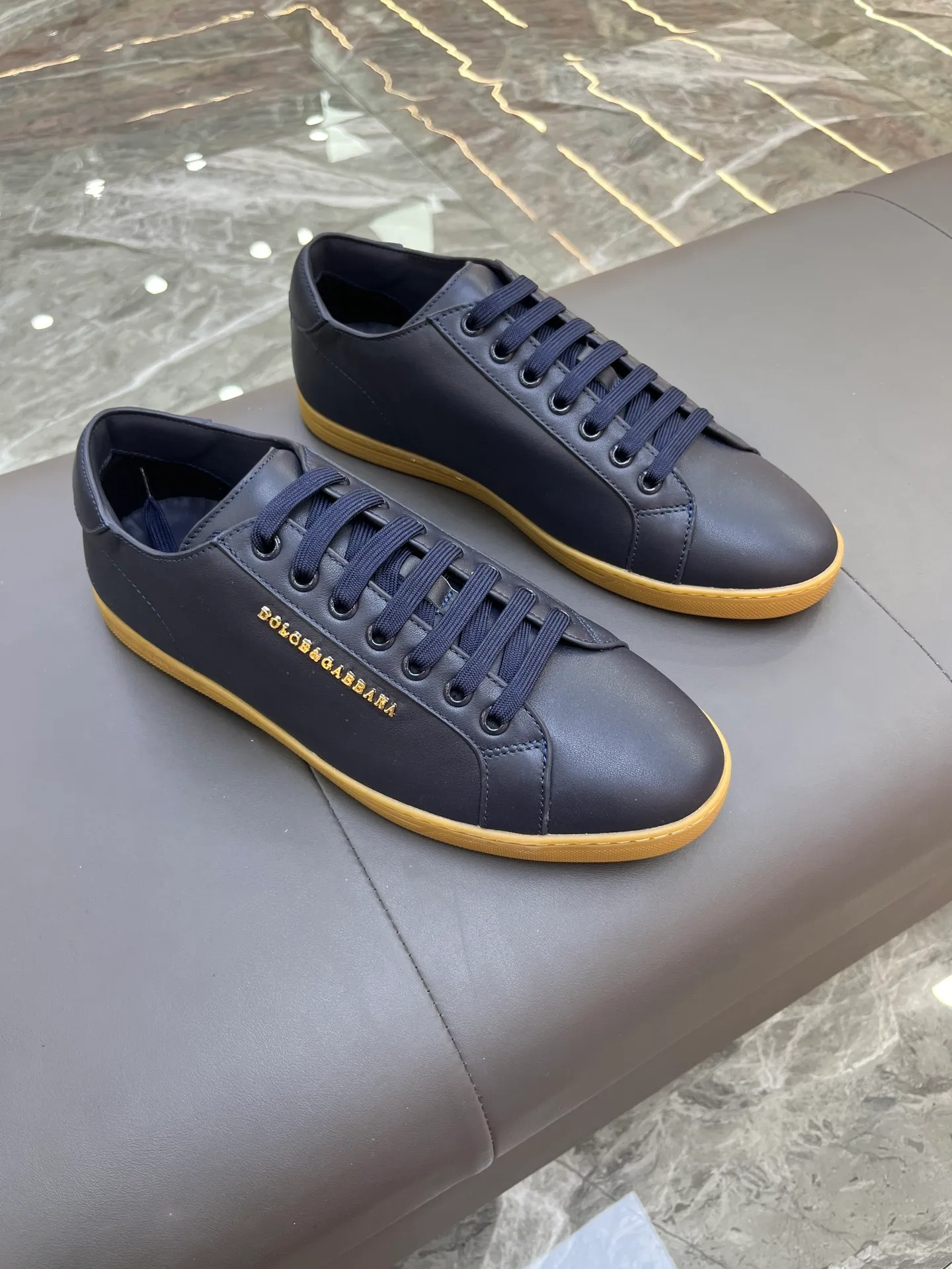 Men's Men's Shoes 💰400 [New Style] 🐝🐝DG men's calfskin sneakers Portofino Yacht shoes, simple and versatile design, unique saddle leather soles. The Dolce &G logo rear wing is the icing on the cake. Imported cowhide + rubber outsole Size: 39-44 (customized at 38.45)